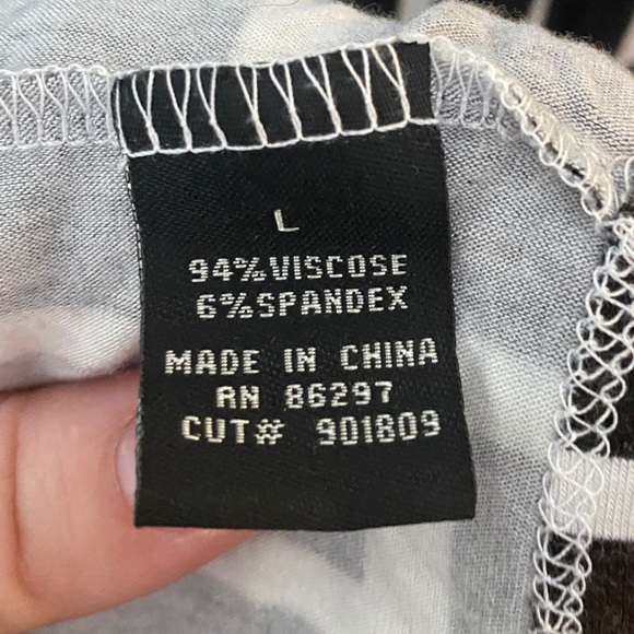 BCBG black&white patterned dress w/ Pearl accents - Picture 4 of 4